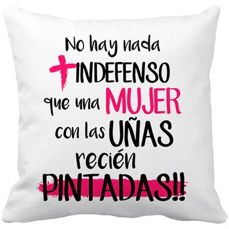 Cojín con relleno frase mujer con las uñas recién pintadas