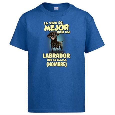 Camiseta la vida es mejor con un perro raza Labrador negro que se llama personalizable con nombre