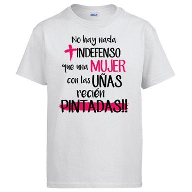 Camiseta frase mujer con las uñas recién pintadas
